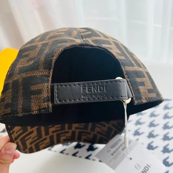 Fendi's new original single and double F jacquard baseball cap - Picture 7 of 7